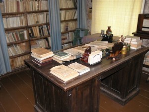 A. Vienuolio darbo stalas ir biblioteka.